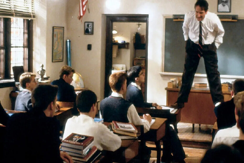 Robin Williams in una scena de L'Attimo Fuggente, uno dei migliori film da vedere