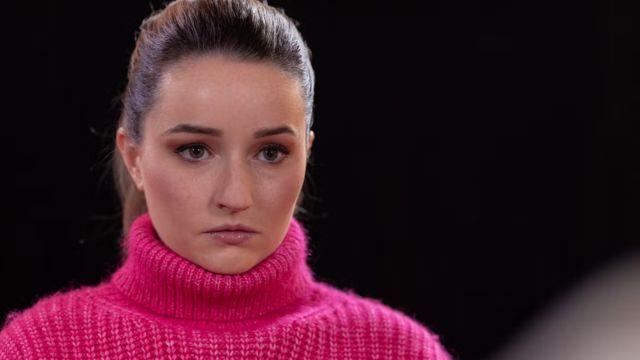 Kaitlyn Dever nei panni di Belle Gibson in Apple Cider Vinegar