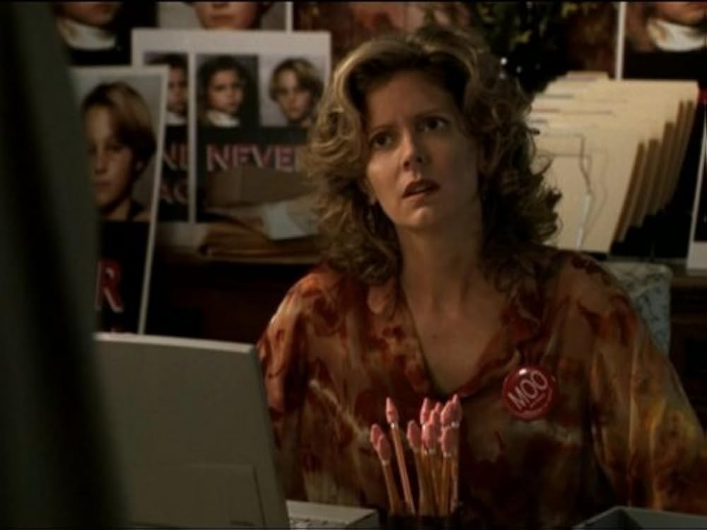 la madre di Buffy, prende in mano la situazione e guida una crociata morale contro la stregoneria