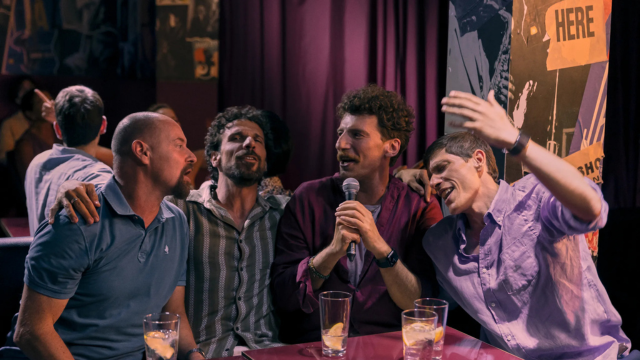 I quattro protagonisti di Maschi veri cantano Quello che le donne non dicono al karaoke