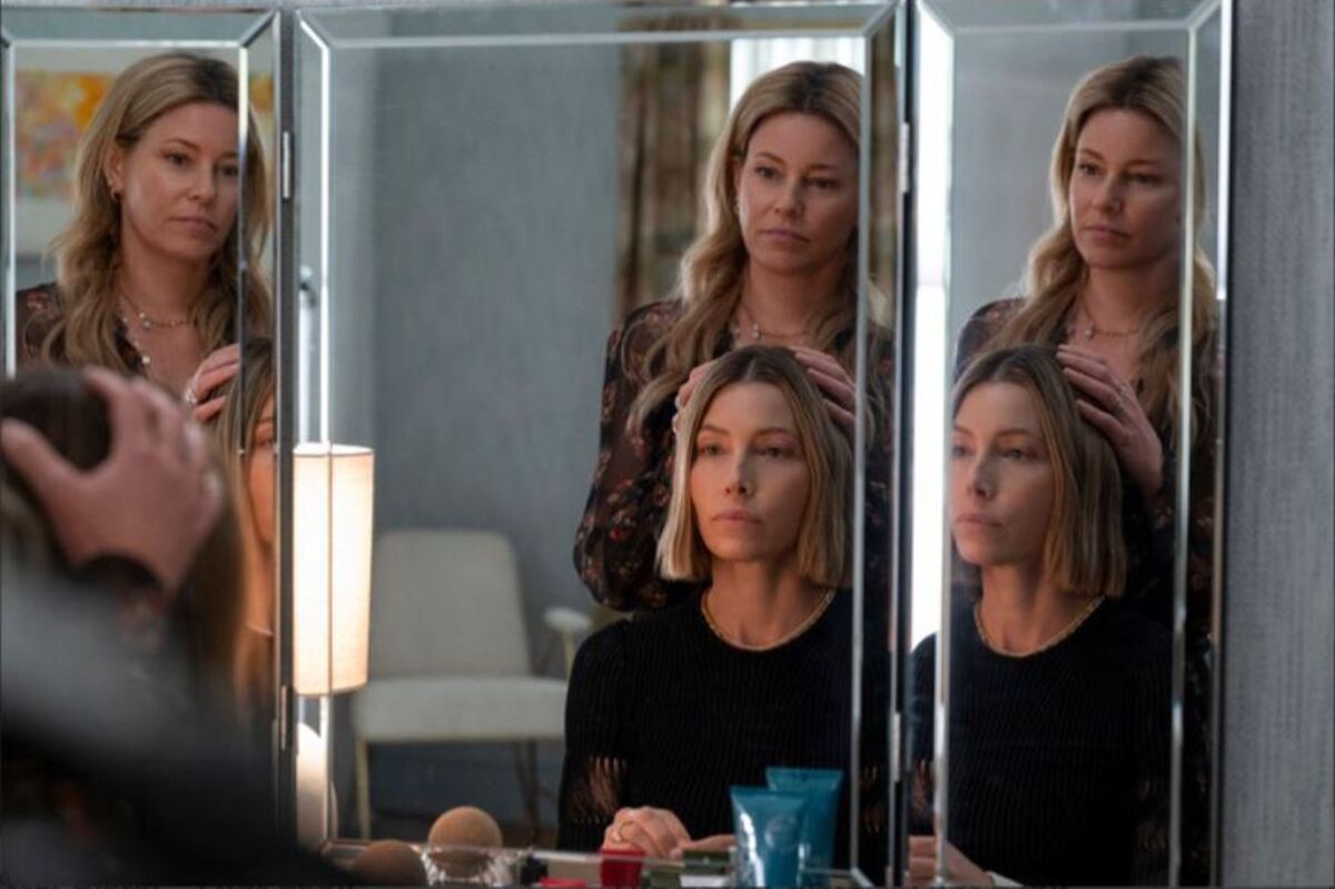 Elizabeth Banks e Jessica Biel in una scena della serie Sorelle Sbagliate, in arrivo su Amazon Prime Video