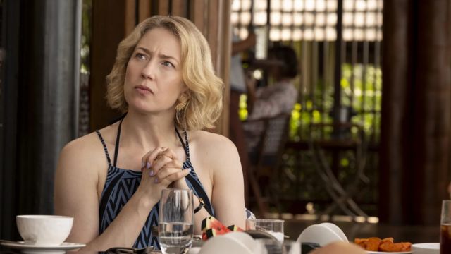 Carrie Coon nei panni di Laurie