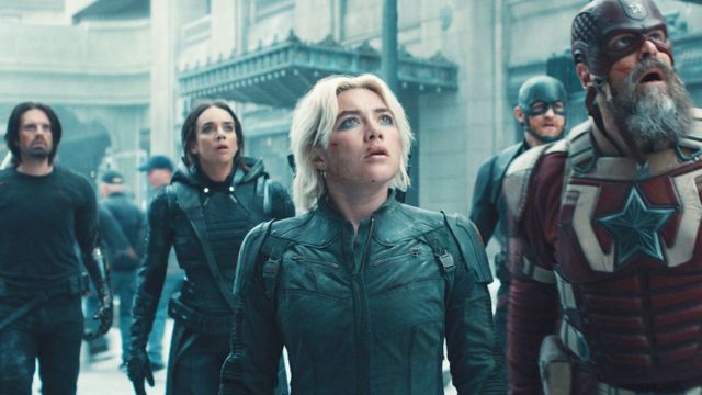 I Thunderbolts guardano stupiti verso il cielo l'apparizione di Void