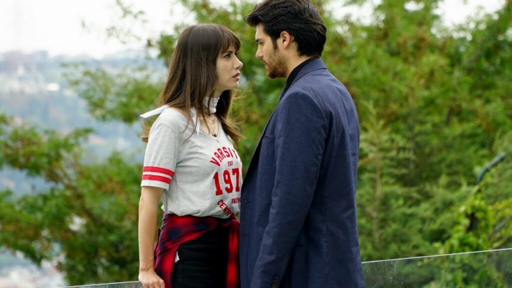Özge Gürel e Can Yaman in Bitter Sweet