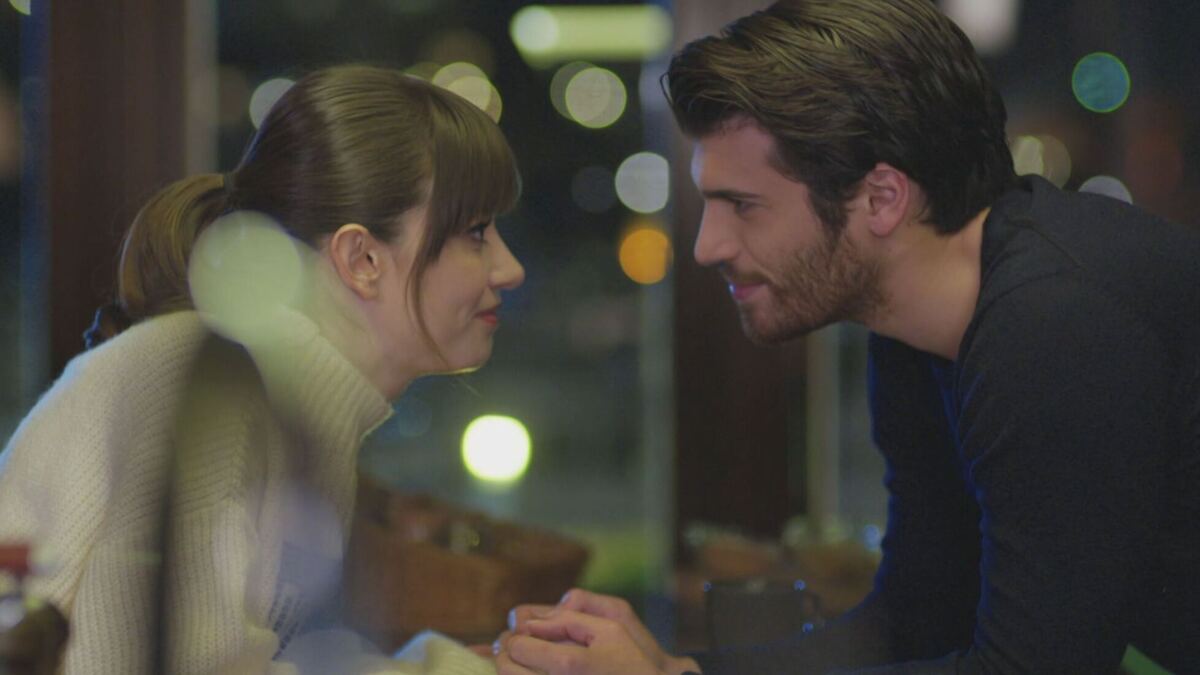 Özge Gürel e Can Yaman in Bitter Sweet