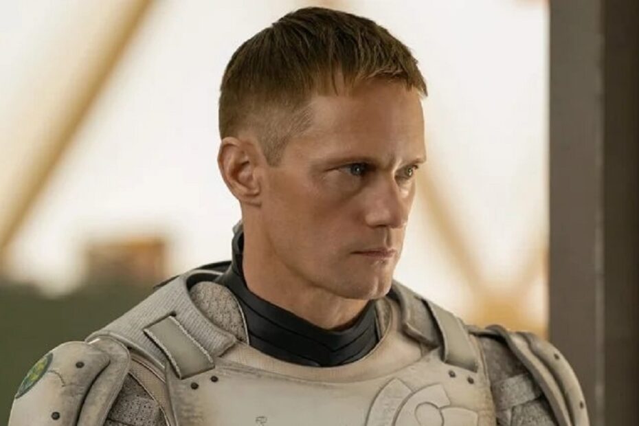 Alexander Skarsgård nel ruolo di Murderbot, una delle migliori serie tv di maggio