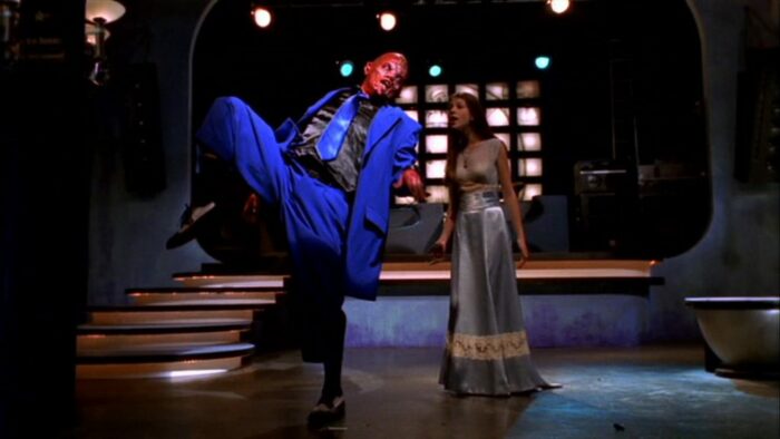 Un demone arriva a Sunnydale e trasforma la realtà in un musical.
