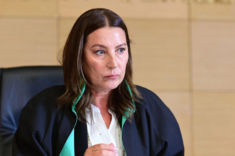 Güzide Özgüder in una scena di Tradimento