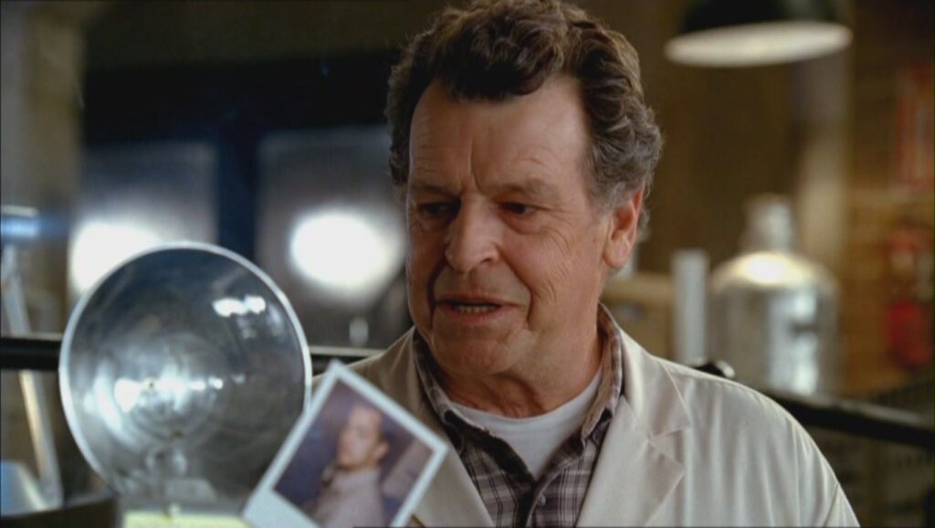 Walter Bishop in una scena di Fringe