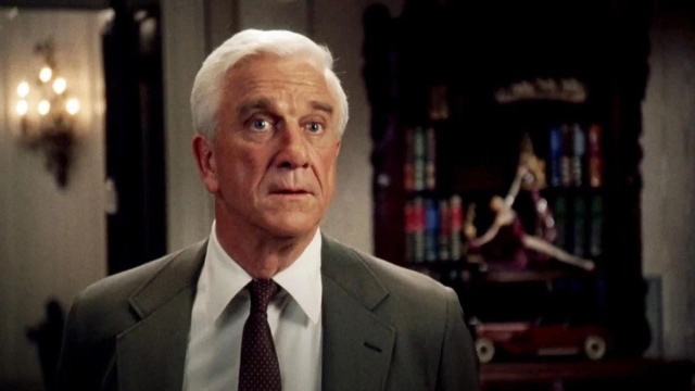 Leslie Nielsen in una celebre scena del film