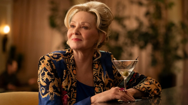 L'iconica Deborah si gusta il suo Martini prima di andare in scena