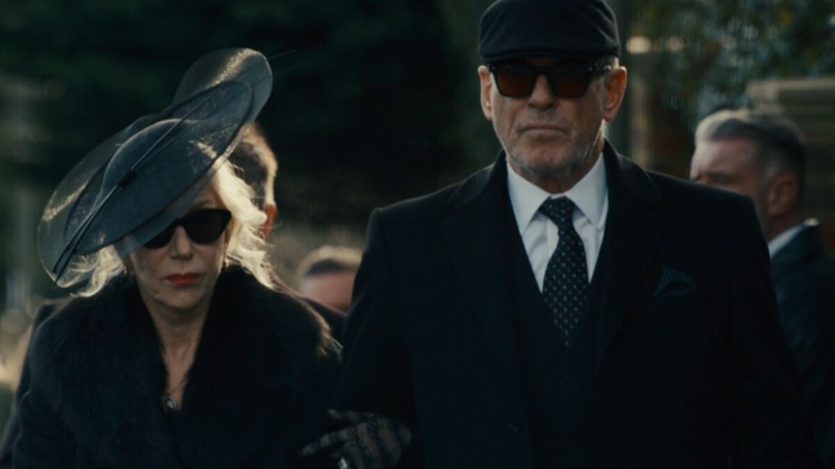 Pierce Brosnan e Helen Mirren in una scena di MobLand 1x05