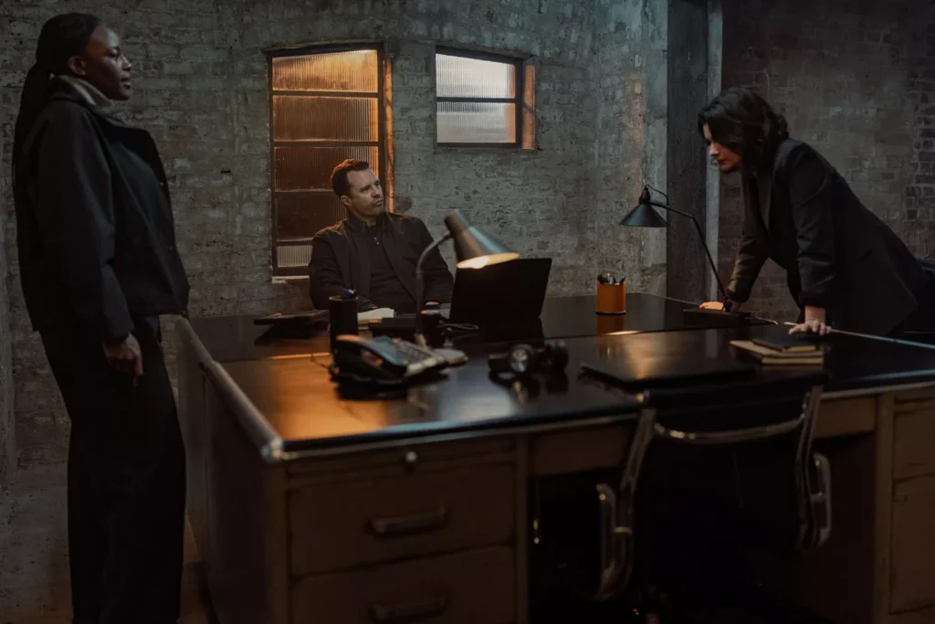 Il detective Fisk insieme a Alice in una scena di MobLand 1x07