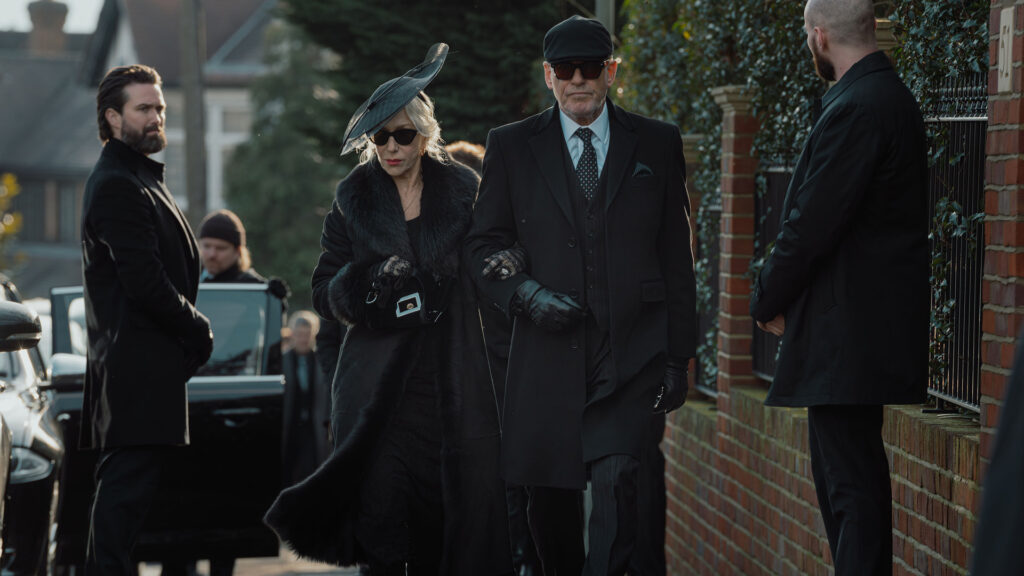 MobLand 1x05, l'arrivo dei coniugi Harrigan al capezzale di Tommy Stevenson