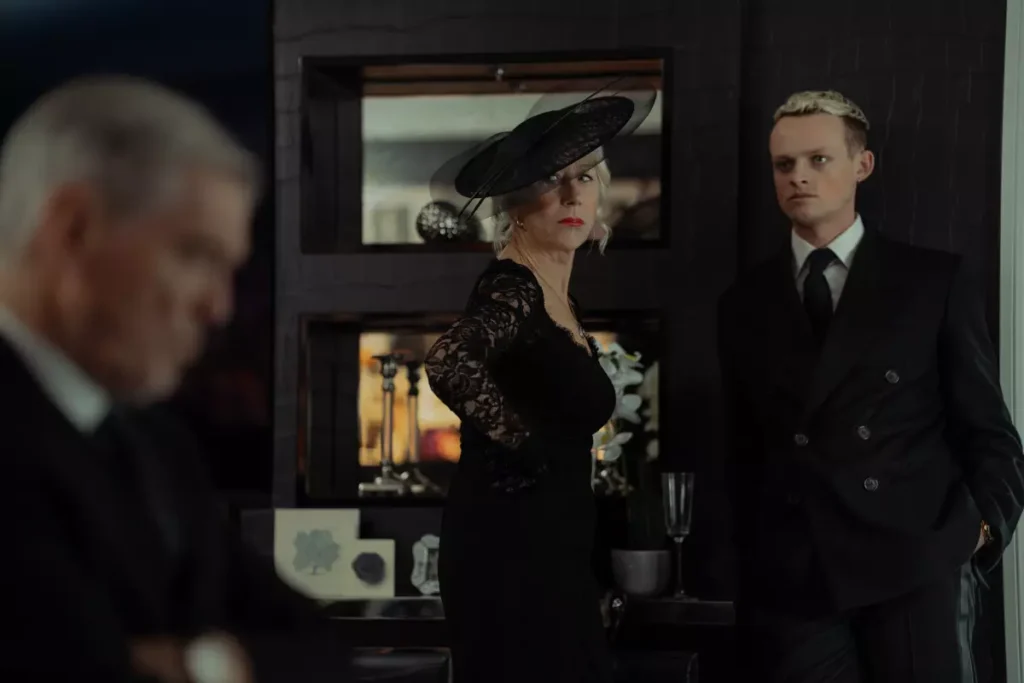 Maeve ed Eddie confabulano al funerale di Tommy Stevenson in MobLand 1x05