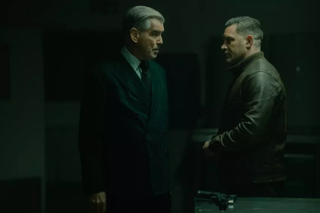 Harry De Souza a colloquio con il boss Conrad Harrigan