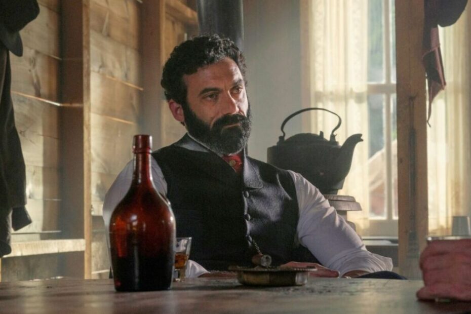 George Russell apre la terza stagione di The Gilded Age con il viaggio in Arizone