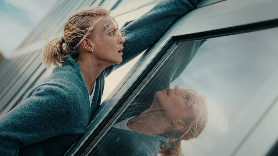 Jeanne Goursaud in una scena di Exterritorial, uno dei film da vedere su Netflix