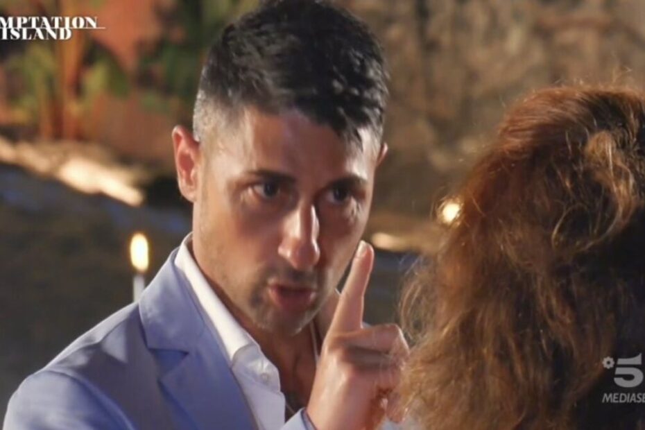 Alessio e Sonia durante il falò di confronto a Temptation Island 2025