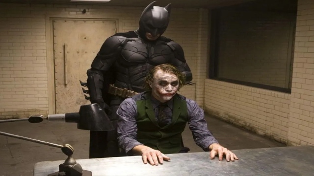 Batman e Joker in una scena epica de Il cavaliere oscuro