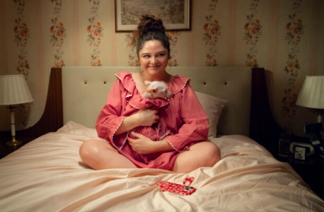 Megan Stalter è Jessica in Too Much