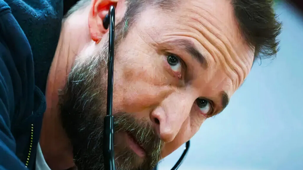 Noah Wyle in una scena di The Pitt