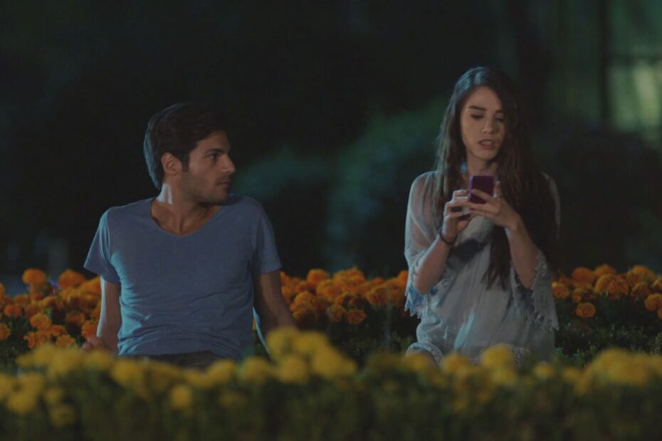 Öykü Aca e Ayaz Dinçer in una scena di Cherry Season