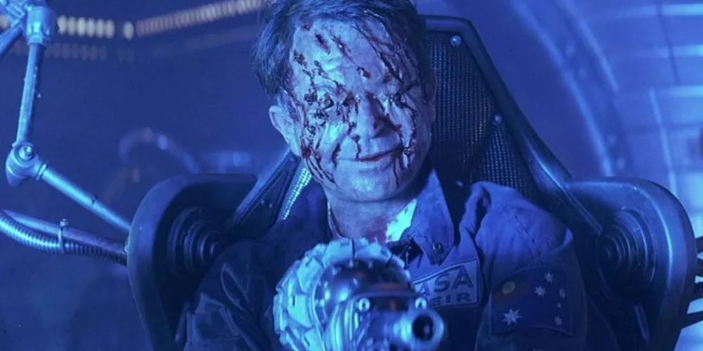 Sam Neill nel film cosmic horror Event Horizon