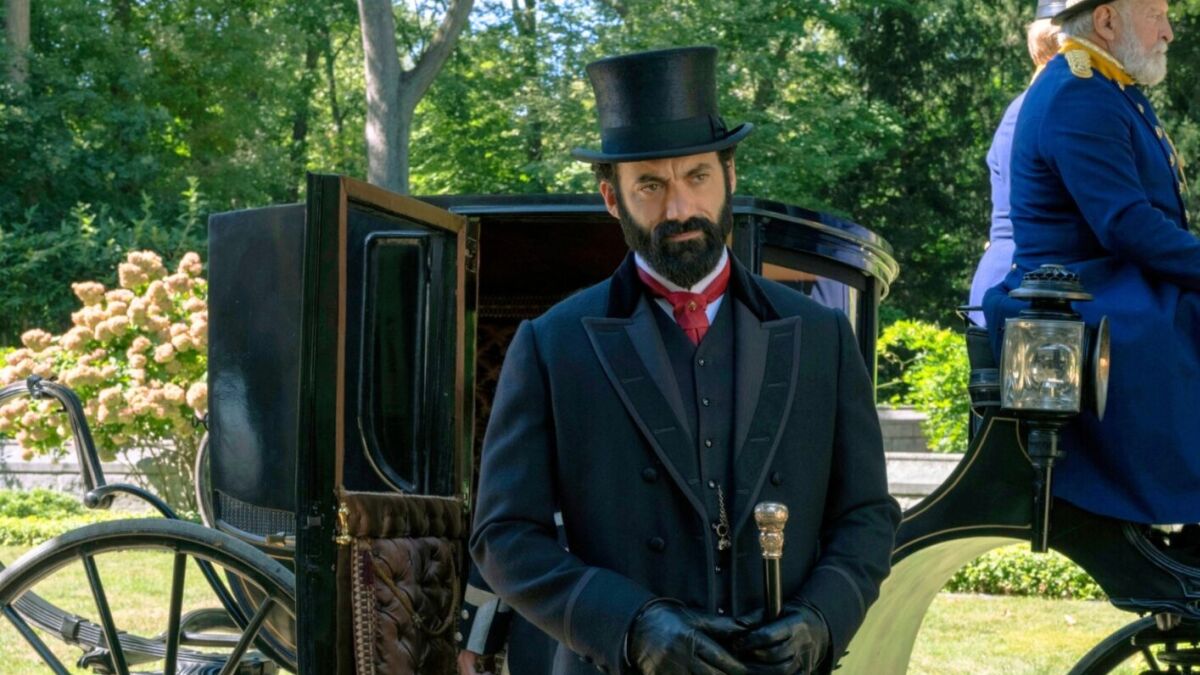 George Russell in una scena di The Gilded Age 3x06