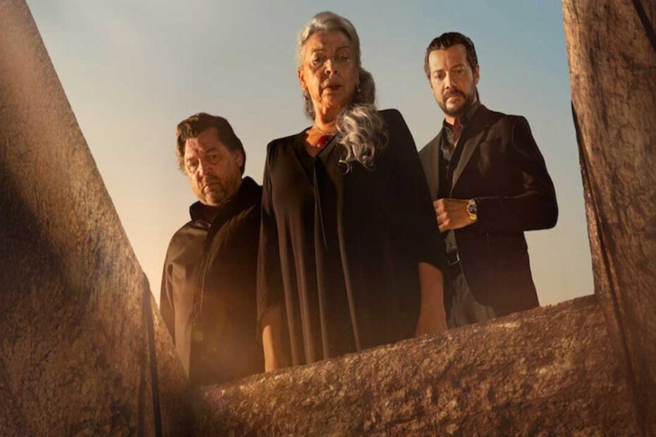 Nonna, padre e mafioso, protagonisti di Due Tombe, osservano quella ancora vuota