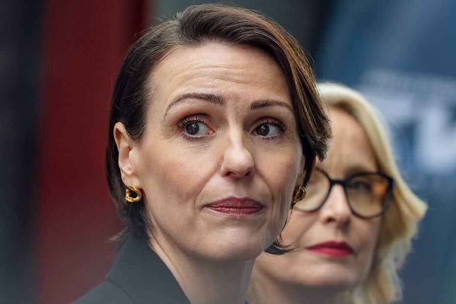 LA premier inglese con alle spalle la presidente francese