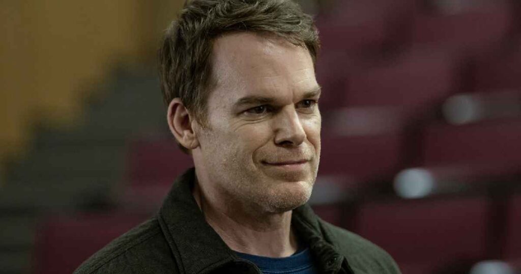 Il protagonista in una scena di Dexter: Resurrection 