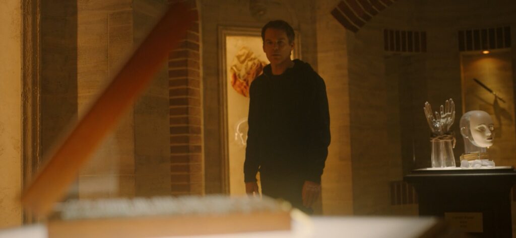 Dexter in una scena del nono episodio di Dexter: Resurrection 