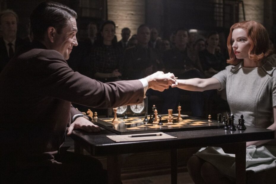 Anya Taylor-Joy in una scena de La Regina degli Scacchi, una delle migliori miniserie netflix