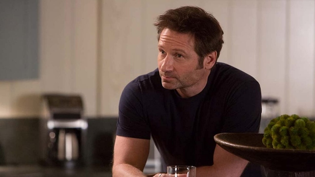 Hank osserva sconsolato in una Serie tv da vedere su Paramount+