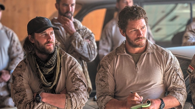 _Ben e James ascolta attentamente durante un briefing preoperativo