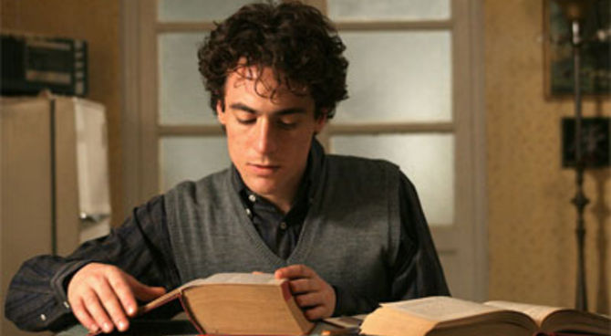 Elio Gemano, uno dei migliori attori italiani, in una scena di Mio Fratello è Figlio Unico