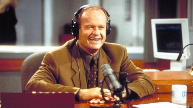 Lo psichiatra Frasier durante una intervista radiofonica in una Serie tv da vedere su Paramount+