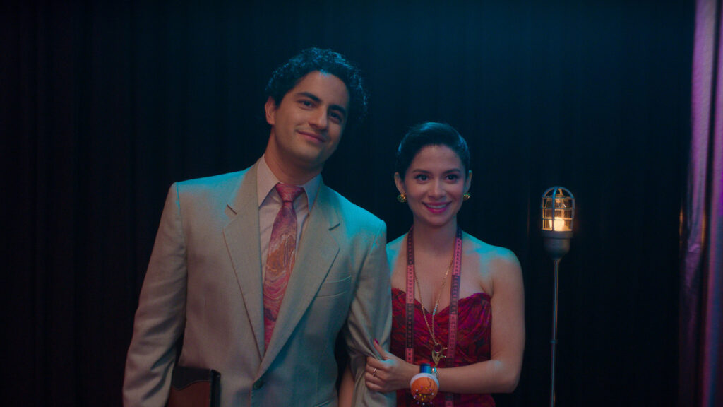 Maximo e Julia alla cerimonia di miss Universo in una scena di Acapulco 4