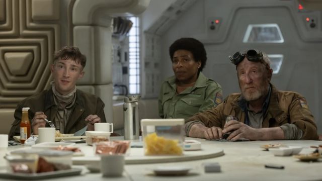 L'equipaggio della Maginot in Alien: Pianeta Terra