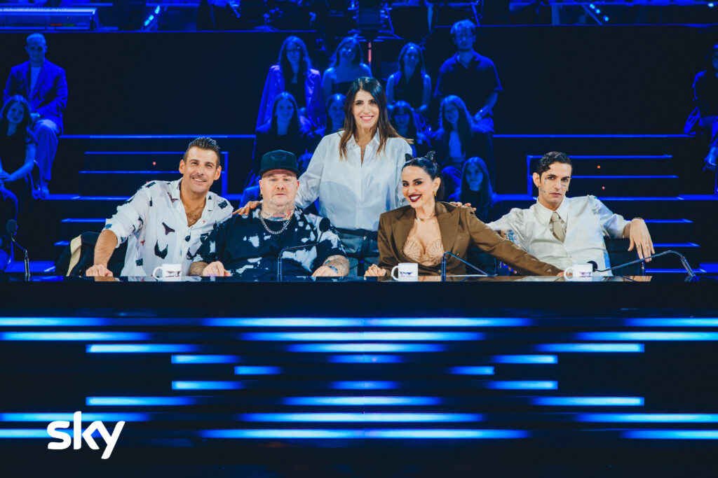 La giuria di X Factor 2025 e la conduttrice Giorgia - Credits: Sky Italia