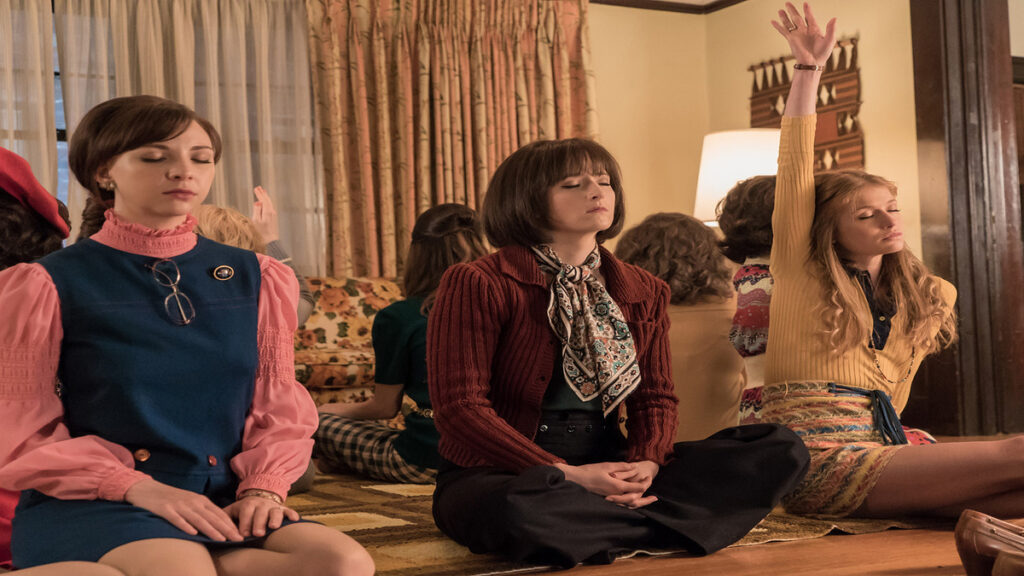 Il trio di giovani ricercatrici della rivista News of the Week in una scena di di giovani ricercatrici della rivista News of the Week, una delle Serie Tv da vedere su Amazon Prime Video