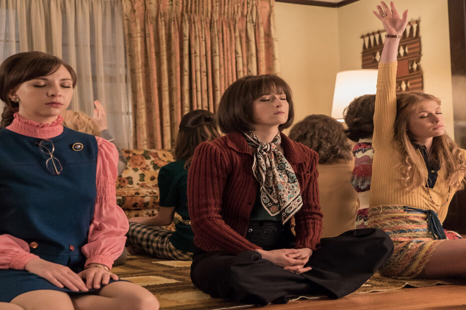 Il trio di giovani ricercatrici della rivista News of the Week in una scena di di giovani ricercatrici della rivista News of the Week, una delle Serie Tv da vedere su Amazon Prime Video