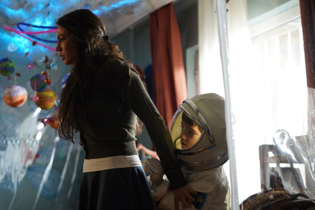 Farah e suo figlio in una scena di Io Sono Farah