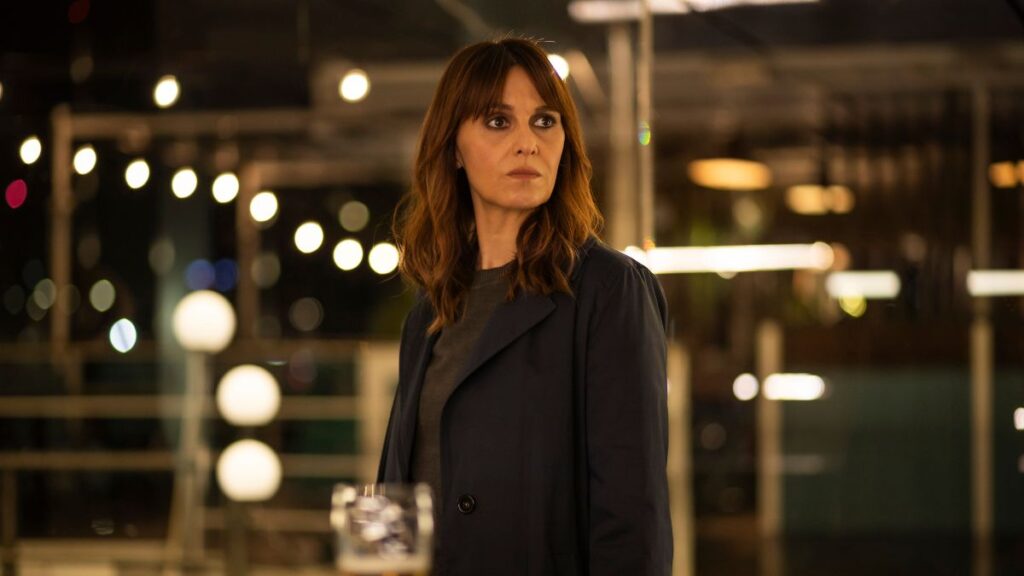 Paola Cortellesi in una scena di Petra, una delle Serie Tv da vedere