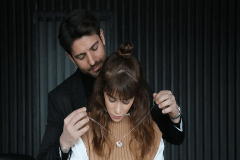 Serkay Tütüncü e İlayda Alişan in una scena di Innocence