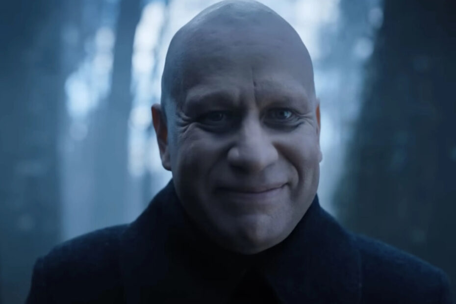 Fred Armisen nei panni dello zio Fester in Mercoledì