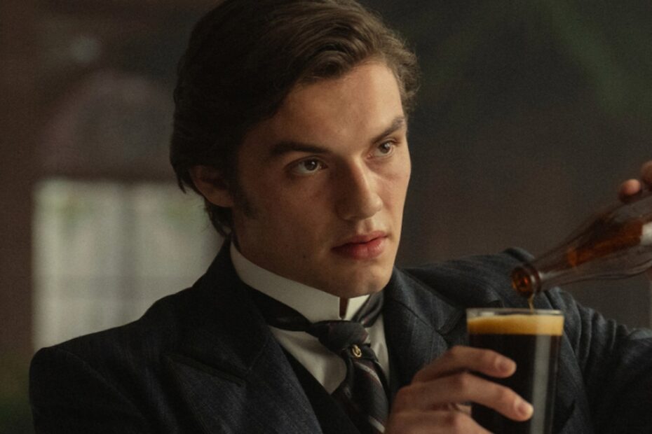 In foto Louis Partridge in una scena di House of Guinness