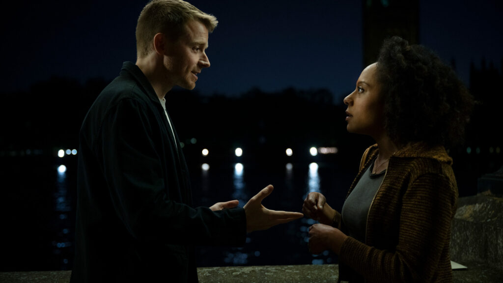 River e Louisa discutono sul futuro in una scena di Slow Horses 5
