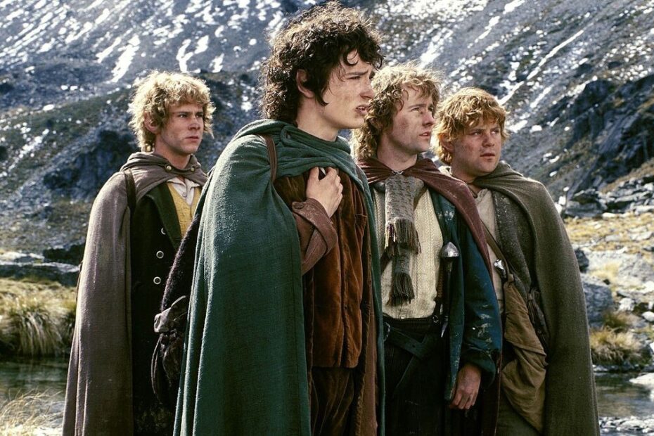 Frodo e il resto dei protagonisti in una scena de Il Signore degli Anelli, una delle migliori saghe cinematografiche